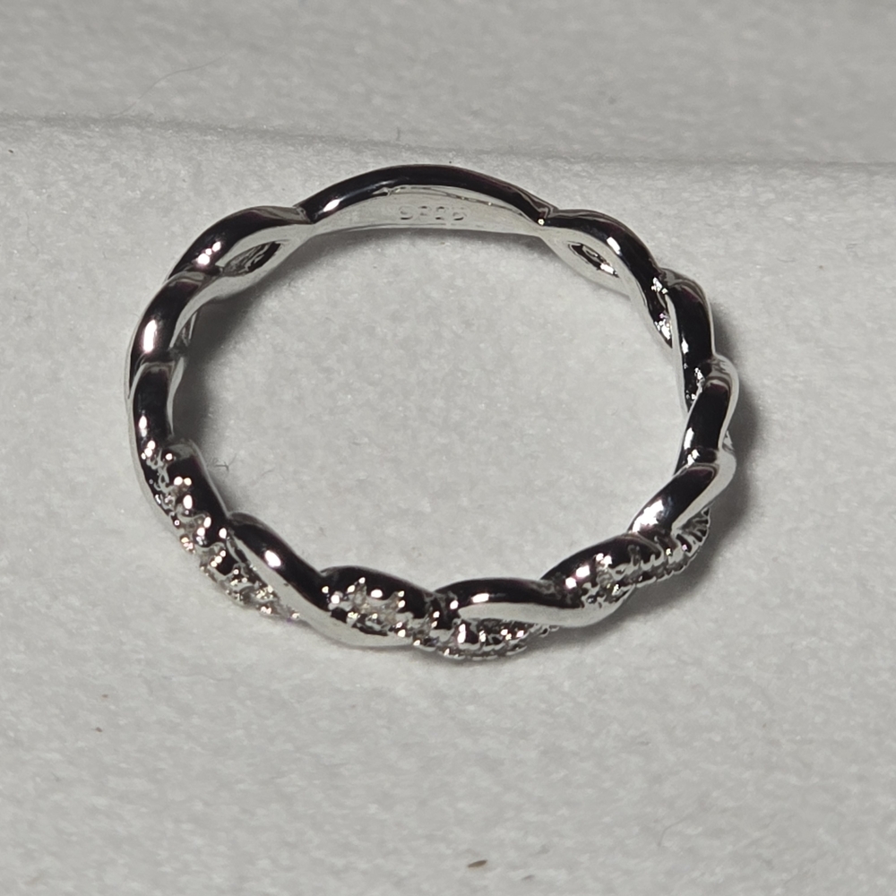 Elegant Silver Twisted Band Ring